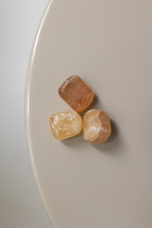 Honigcalcit Trommelstein